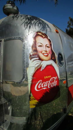 een coca-cola vrouw op een bus